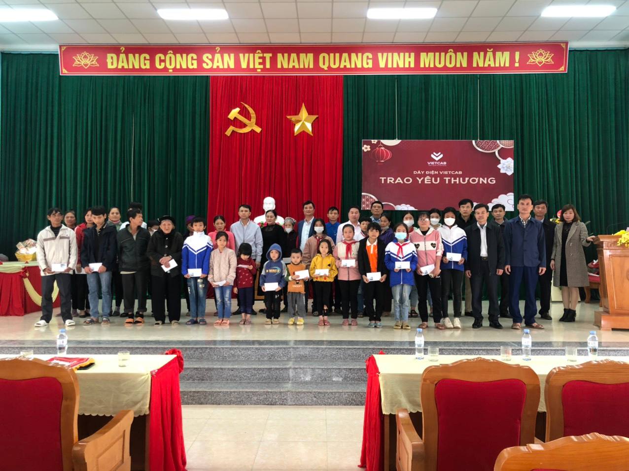 Vietcab trao quà Tết đến học sinh nghèo, gia đình khó khăn tại Thanh Hóa